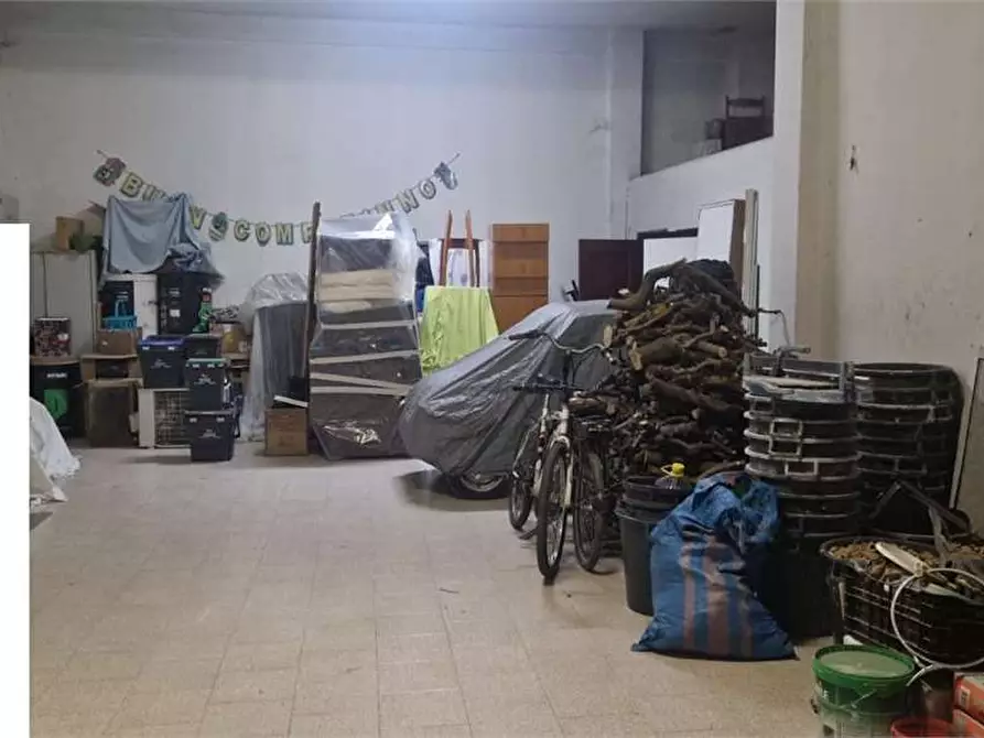 Immagine 11 di Garage in vendita  a Bitonto