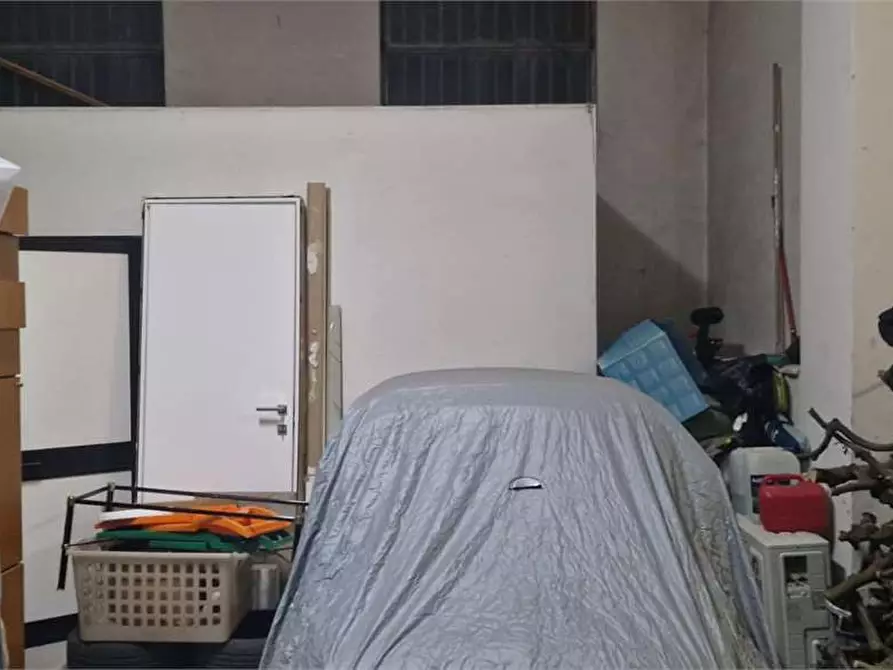 Immagine 13 di Garage in vendita  a Bitonto