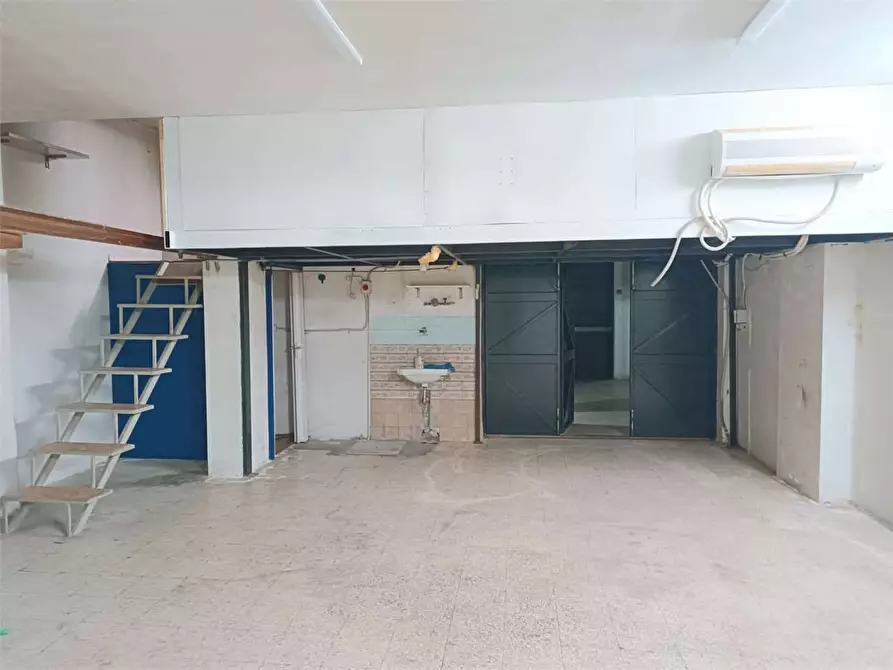 Immagine 1 di Garage in vendita  a Bitonto