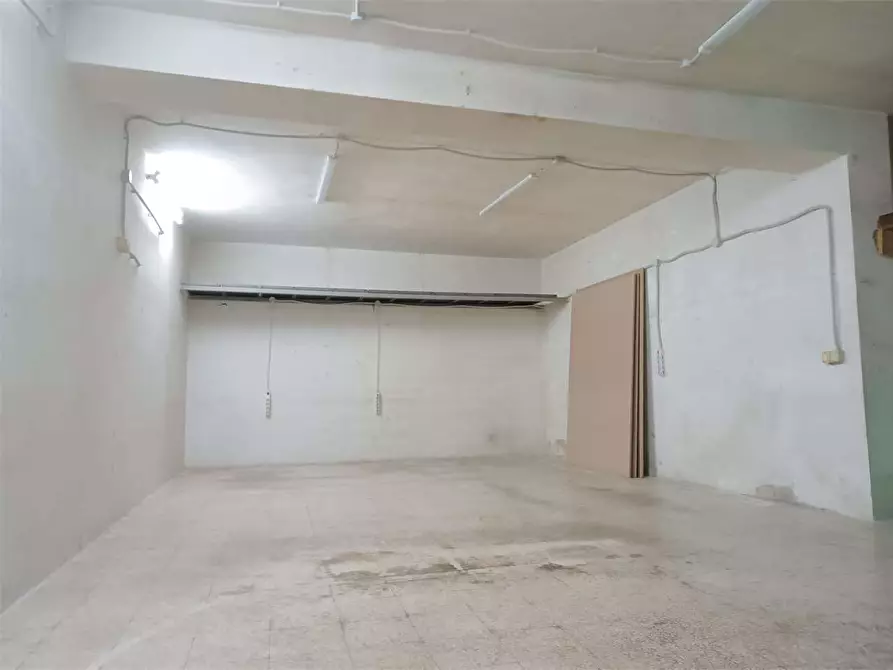 Immagine 2 di Garage in vendita  a Bitonto