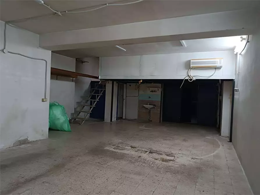 Immagine 4 di Garage in vendita  a Bitonto