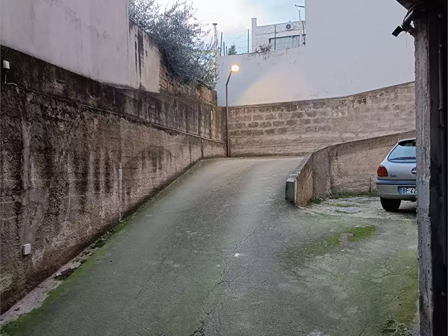 Immagine 10 di Garage in vendita  a Bitonto