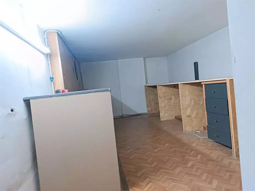 Immagine 11 di Garage in vendita  a Bitonto