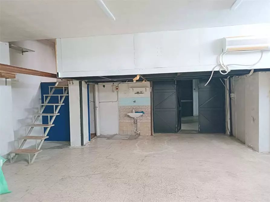 Immagine 13 di Garage in vendita  a Bitonto