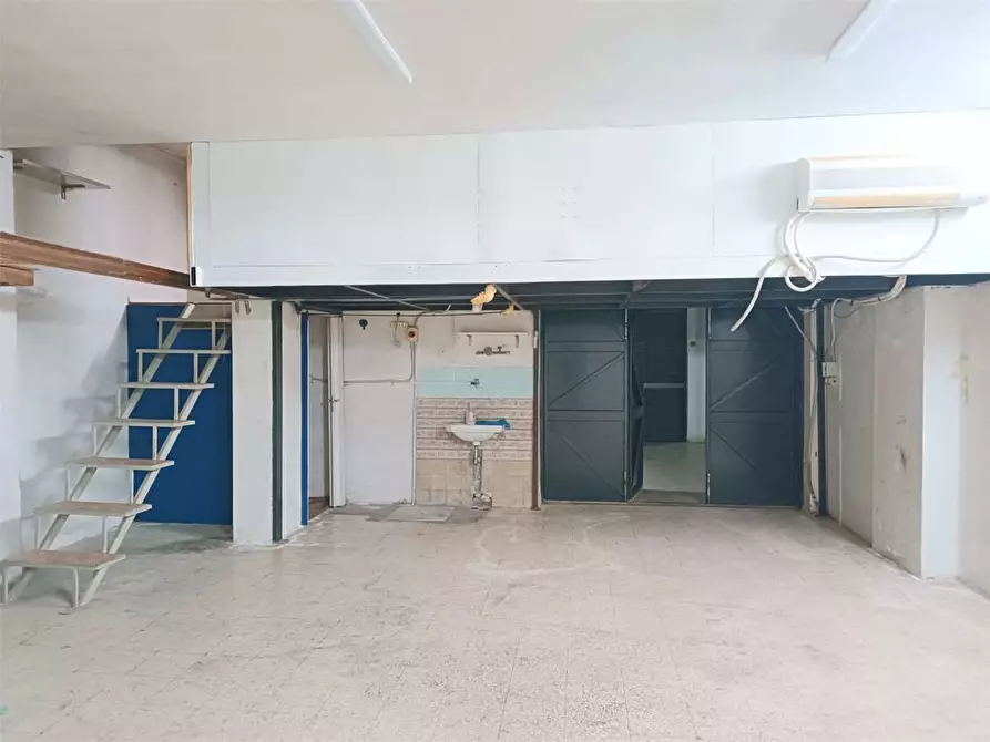 Immagine 14 di Garage in vendita  a Bitonto