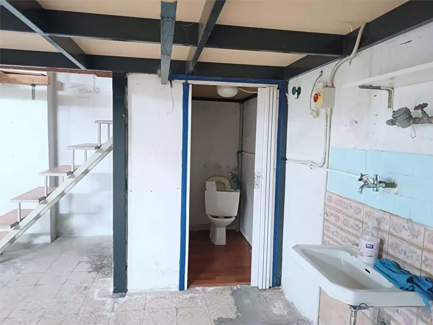 Immagine 15 di Garage in vendita  a Bitonto