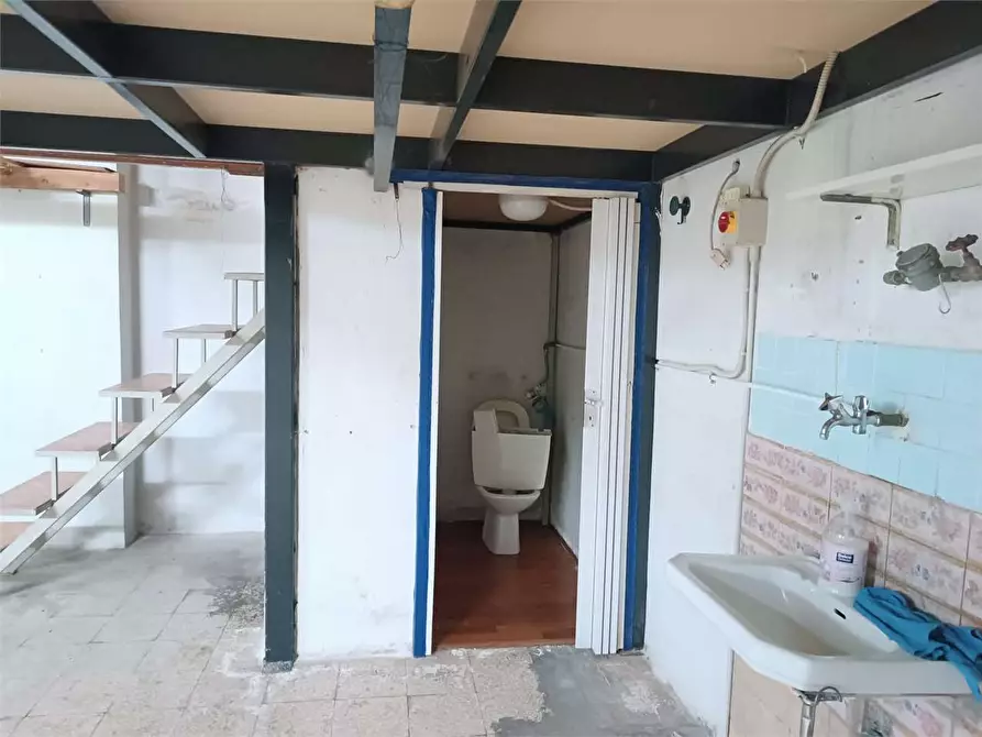 Immagine 16 di Garage in vendita  a Bitonto