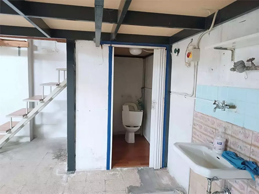 Immagine 17 di Garage in vendita  a Bitonto