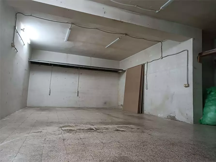 Immagine 19 di Garage in vendita  a Bitonto
