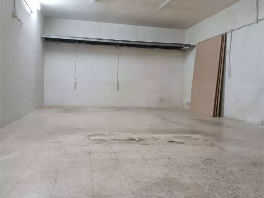 Immagine 21 di Garage in vendita  a Bitonto