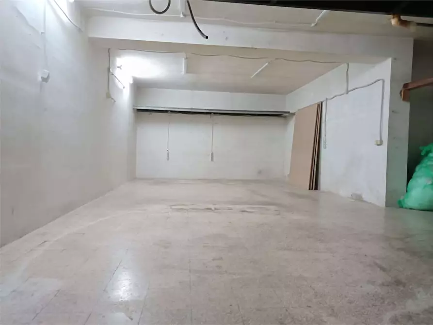 Immagine 22 di Garage in vendita  a Bitonto