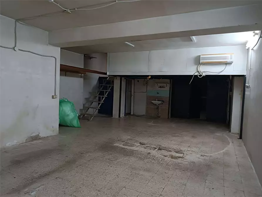 Immagine 23 di Garage in vendita  a Bitonto