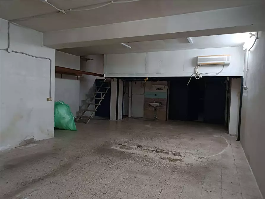 Immagine 24 di Garage in vendita  a Bitonto