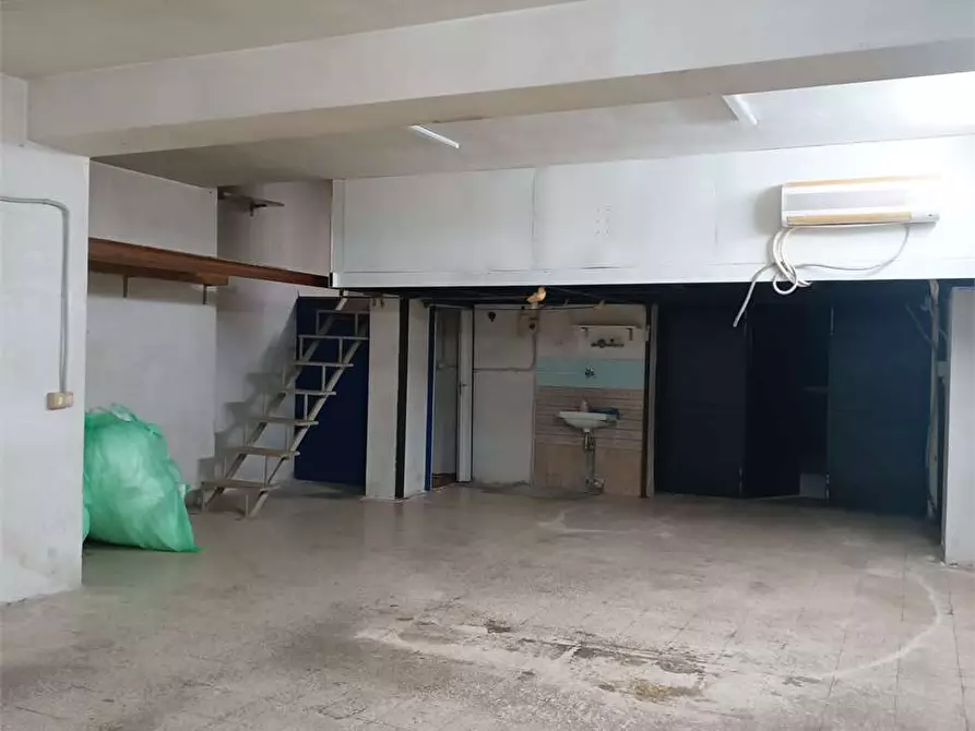 Immagine 25 di Garage in vendita  a Bitonto