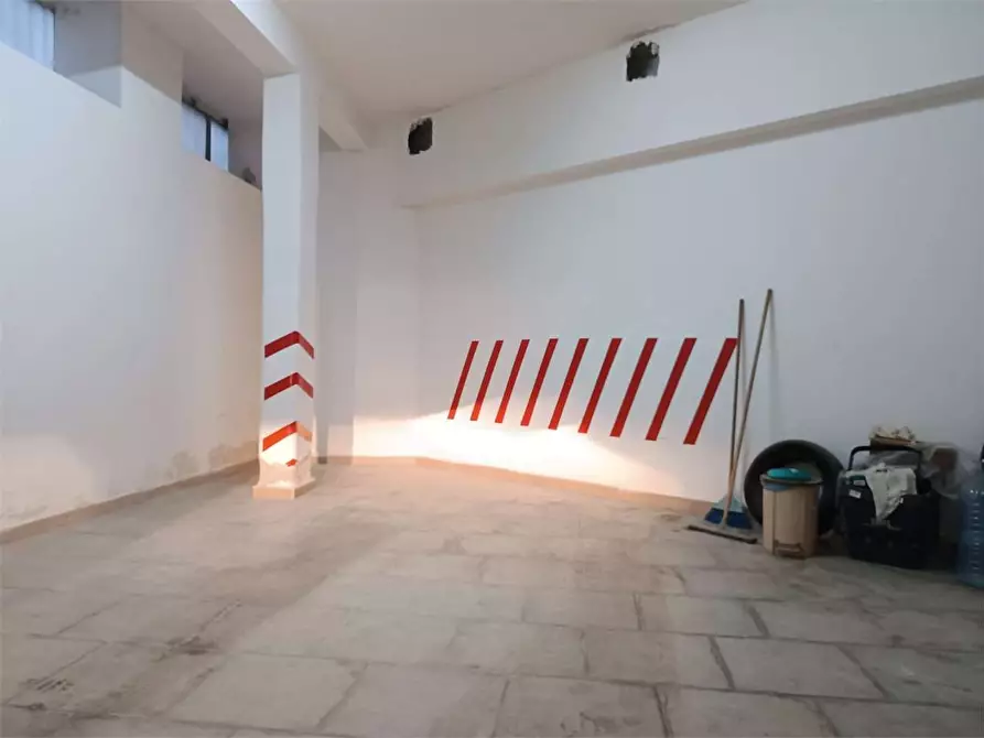 Immagine 2 di Garage in vendita  a Bitonto