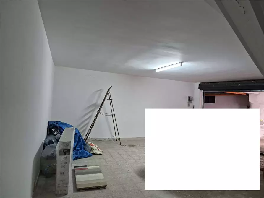 Immagine 2 di Garage in vendita  a Bitonto