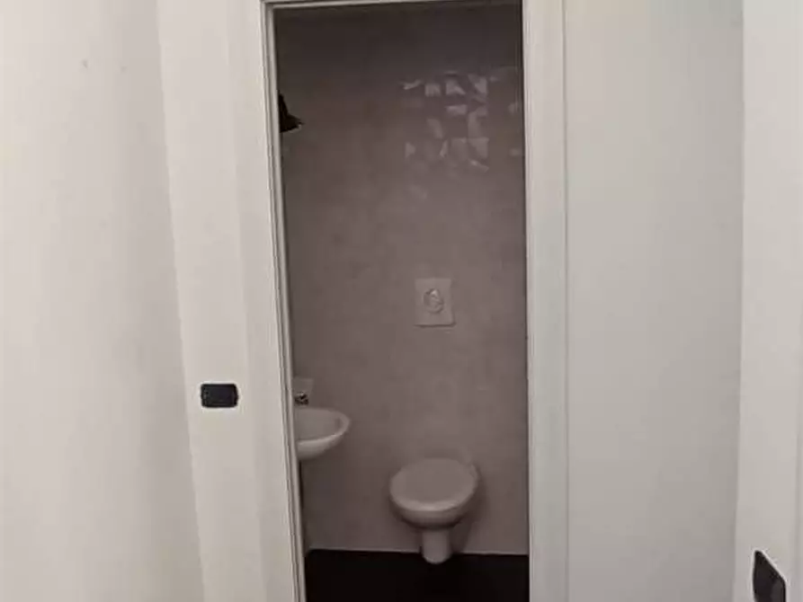 Immagine 4 di Negozio in vendita  in via galileo galilei  42 -44 a Molfetta