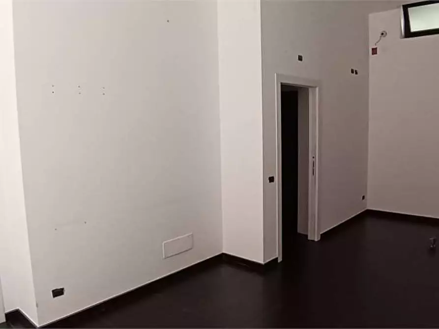 Immagine 5 di Negozio in vendita  in via galileo galilei  42 -44 a Molfetta