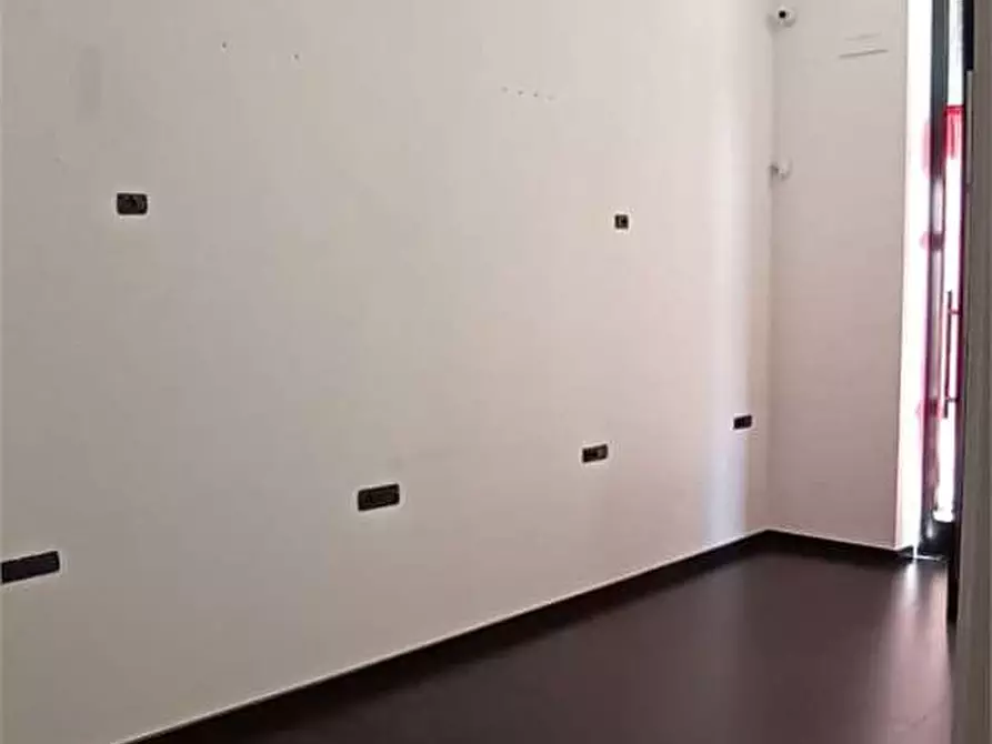 Immagine 6 di Negozio in vendita  in via galileo galilei  42 -44 a Molfetta