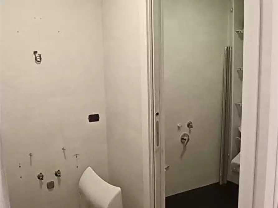 Immagine 7 di Negozio in vendita  in via galileo galilei  42 -44 a Molfetta