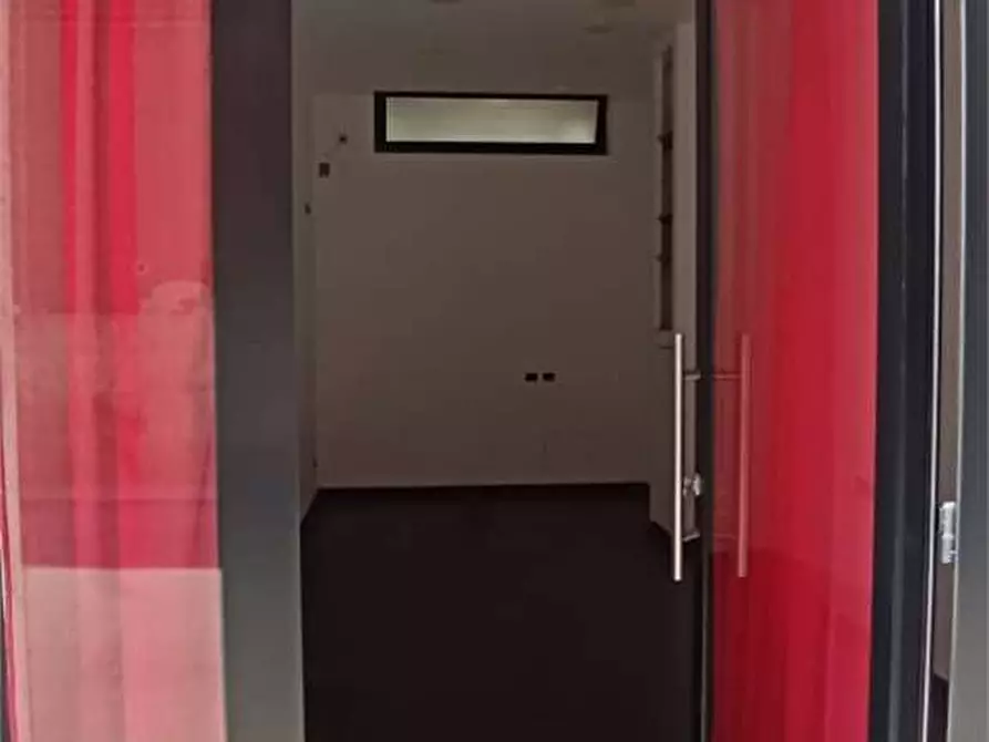 Immagine 8 di Negozio in vendita  in via galileo galilei  42 -44 a Molfetta