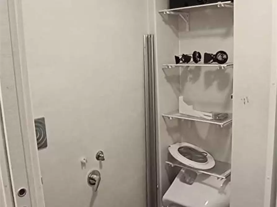 Immagine 11 di Negozio in vendita  in via galileo galilei  42 -44 a Molfetta