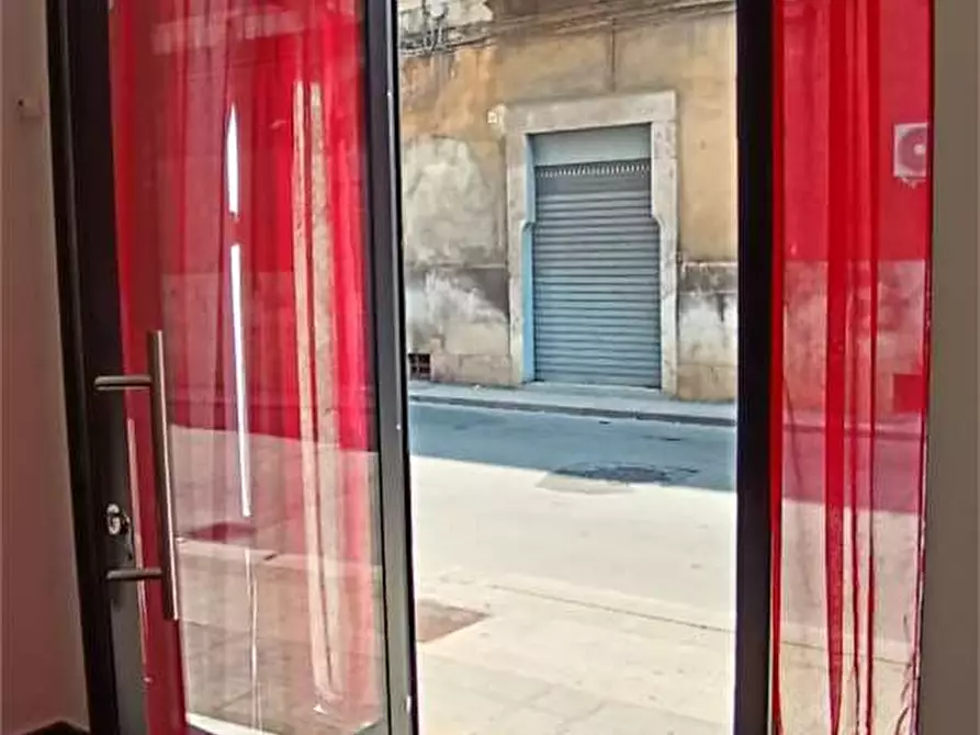 Immagine 15 di Negozio in vendita  in via galileo galilei  42 -44 a Molfetta
