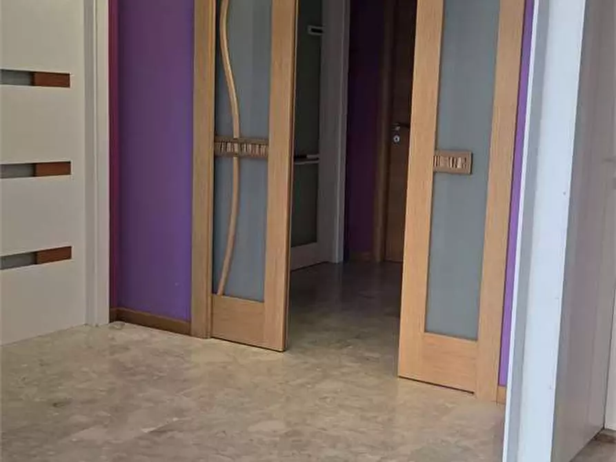 Immagine 1 di Negozio in vendita  in viale giovanni xxiii  211 - 213 a Bitonto