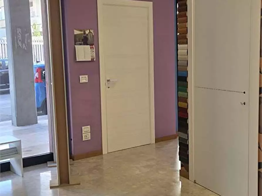 Immagine 2 di Negozio in vendita  in viale giovanni xxiii  211 - 213 a Bitonto