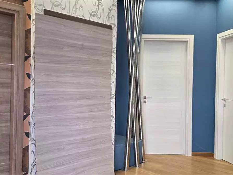 Immagine 3 di Negozio in vendita  in viale giovanni xxiii  211 - 213 a Bitonto