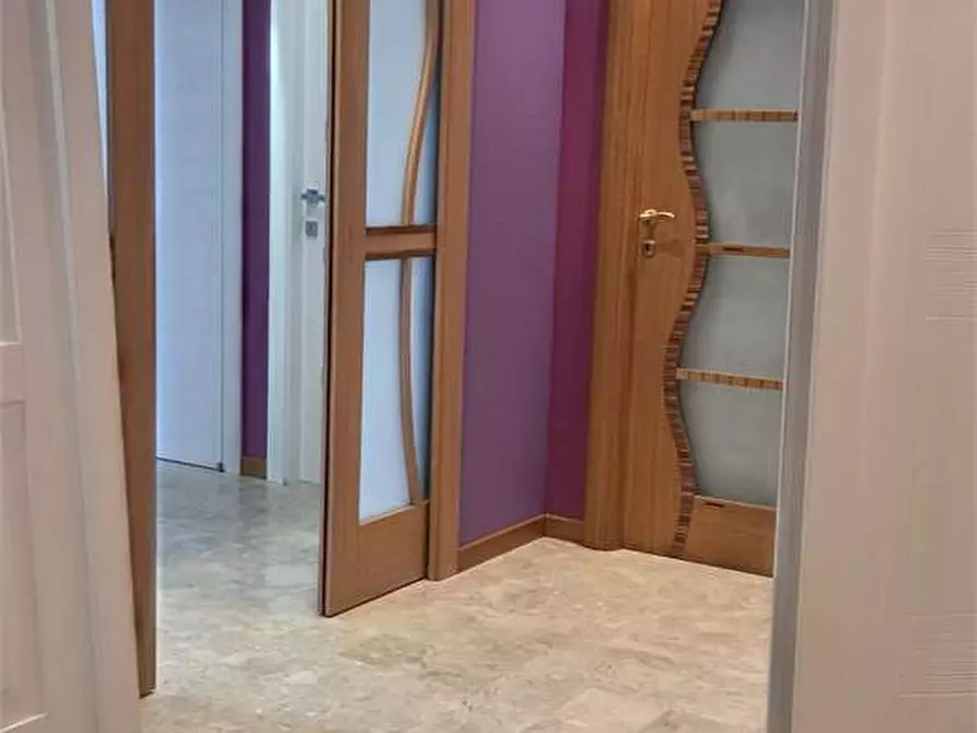 Immagine 4 di Negozio in vendita  in viale giovanni xxiii  211 - 213 a Bitonto