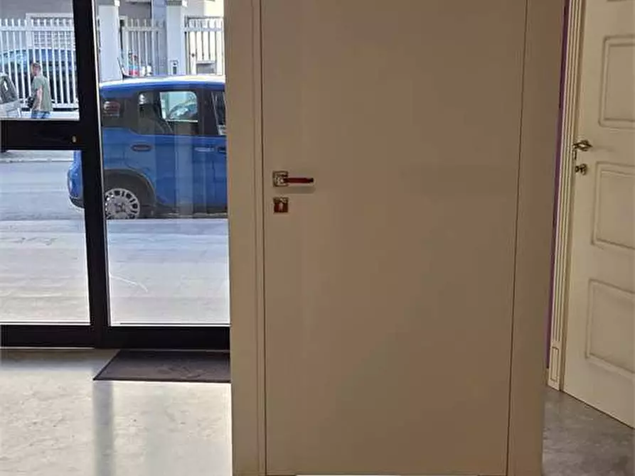 Immagine 11 di Negozio in vendita  in viale giovanni xxiii  211 - 213 a Bitonto