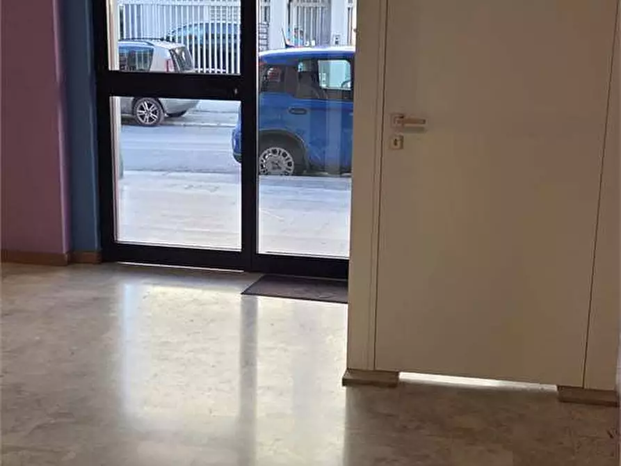 Immagine 14 di Negozio in vendita  in viale giovanni xxiii  211 - 213 a Bitonto