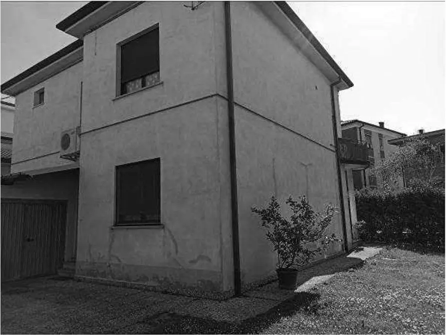 Immagine 3 di Casa indipendente in vendita  in Via Ricamificio  11 a San Giovanni Lupatoto