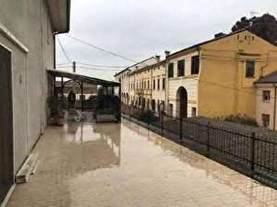 Immagine 37 di Negozio in vendita  in Via Calcinaro 747 a Salizzole