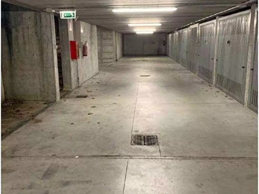 Immagine 1 di Garage in vendita  in Via goffredo mameli 19 a Castelnuovo Del Garda