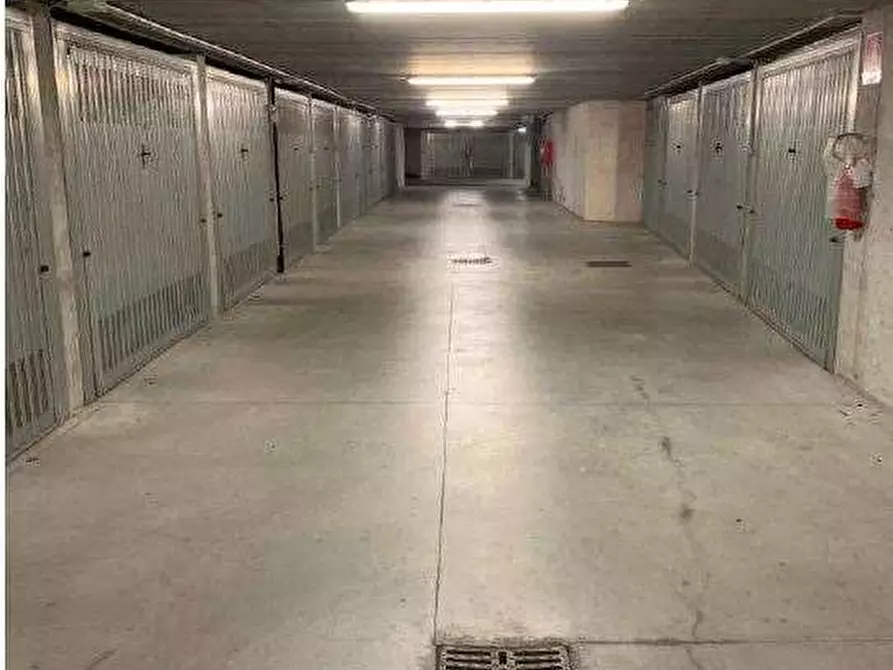 Immagine 2 di Garage in vendita  in Via goffredo mameli 19 a Castelnuovo Del Garda