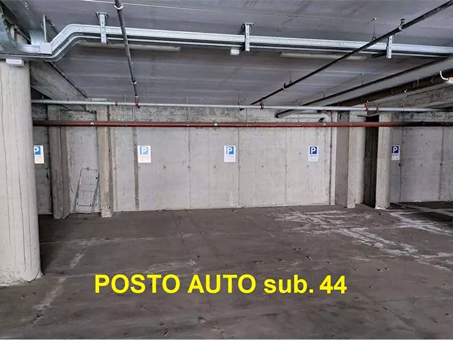 Immagine 1 di Posto auto in vendita  in Via Alberto Dominutti 6 a Verona