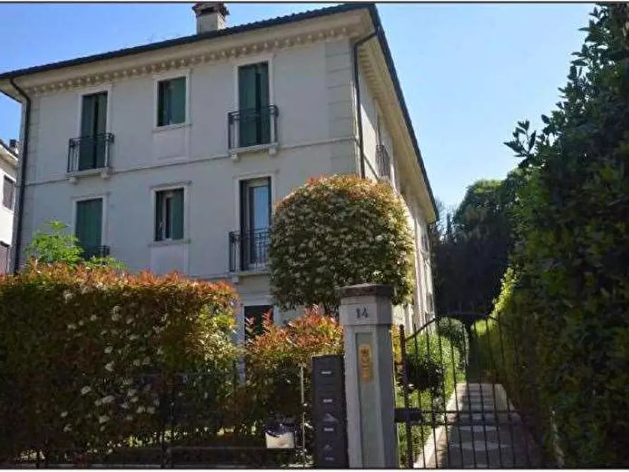 Immagine 1 di Appartamento in vendita  in Viale Dante Alighieri 14 a Vicenza