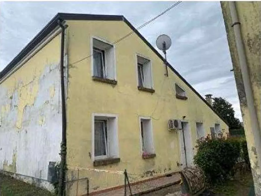 Immagine 3 di Porzione di casa in vendita  in Via Giacomo Leopardi 409/2 a Castagnaro