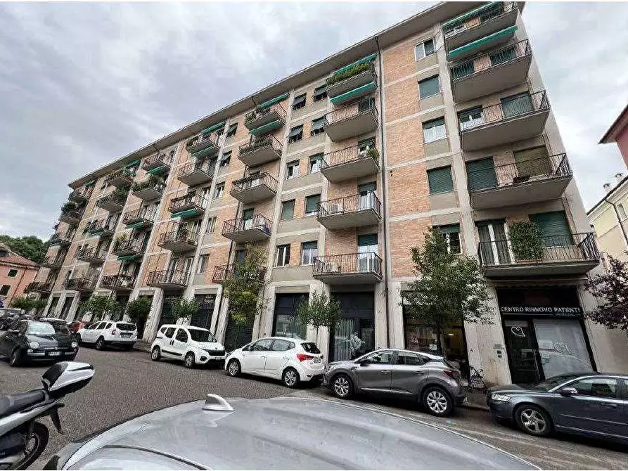 Immagine 2 di Negozio in vendita  in Via Cefalonia 9 a Verona
