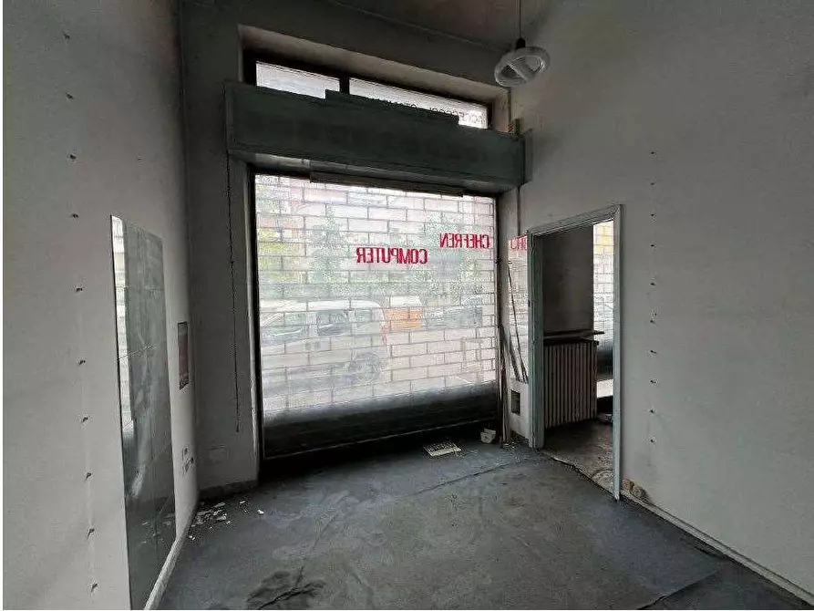 Immagine 4 di Negozio in vendita  in Via Cefalonia 9 a Verona