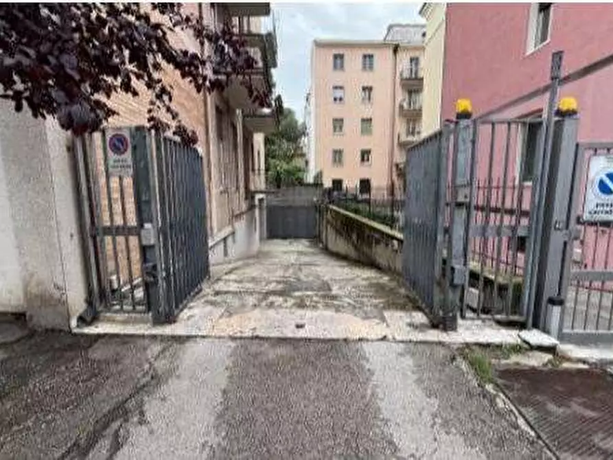 Immagine 10 di Negozio in vendita  in Via Cefalonia 9 a Verona