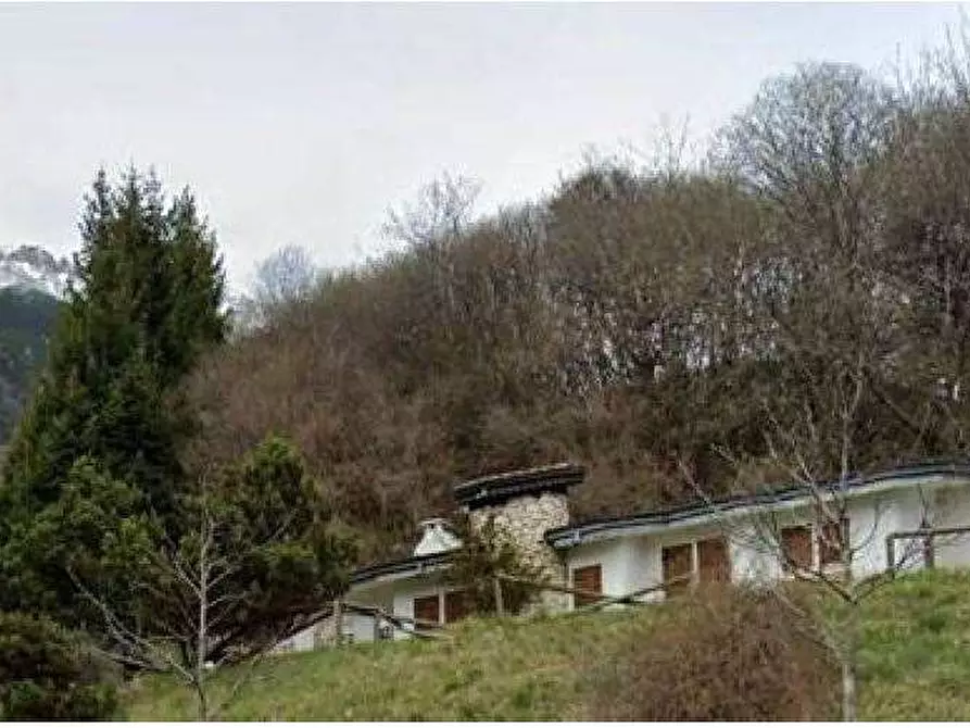 Immagine 1 di Villa in vendita  in Via Generale Graziani 1 a Ferrara Di Monte Baldo