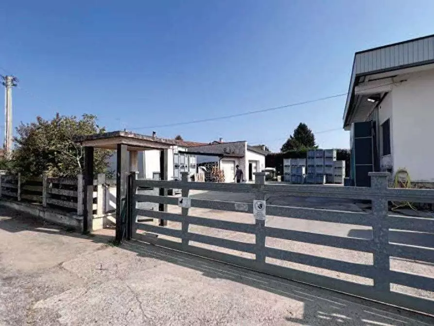 Immagine 3 di Laboratorio in vendita  in Via Riccadonna  1 a Zevio