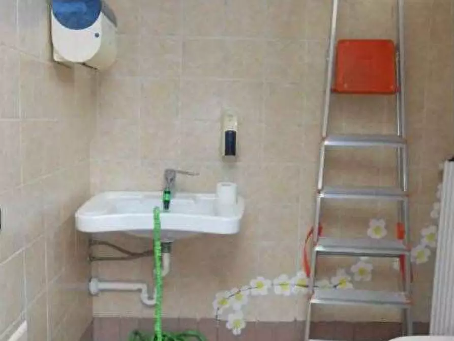 Immagine 17 di Negozio in vendita  in Via Tubaldini 8 a Grezzana