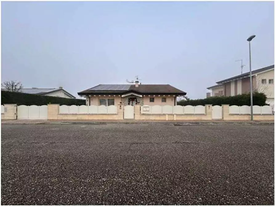 Immagine 1 di Villa in vendita  in Via Calzavara 239 a Veronella