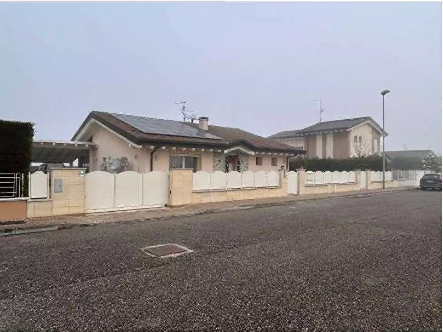 Immagine 2 di Villa in vendita  in Via Calzavara 239 a Veronella