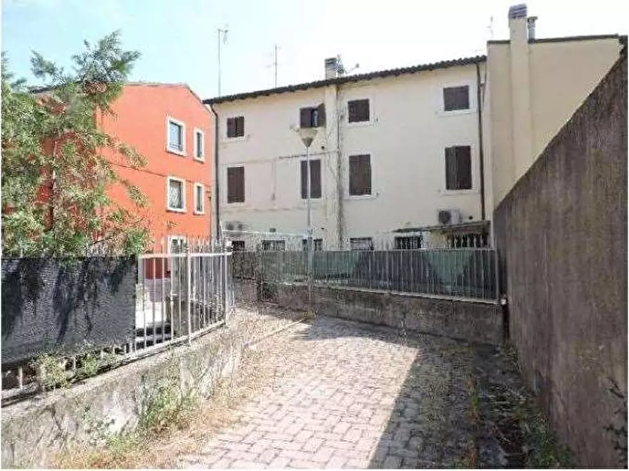 Immagine 3 di Negozio in vendita  in Piazza A. De Gasperi 34 a San Giovanni Lupatoto