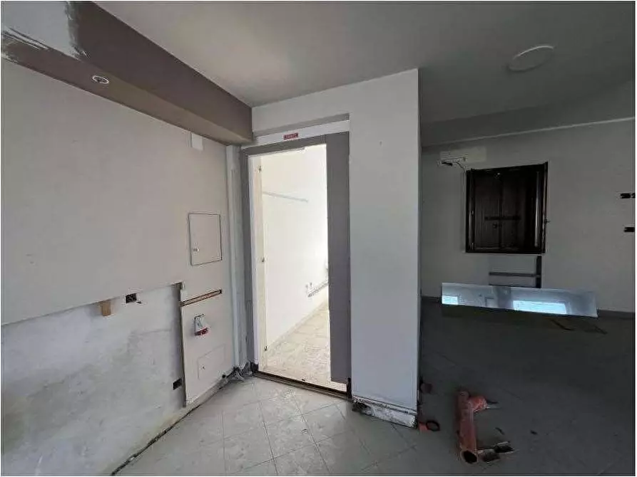 Immagine 7 di Negozio in vendita  in Via magellano 12/E a Negrar di Valpolicella